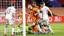 Kiper Latvia, Roberts Ozols (bawah) menangkap bola dari ancaman pemain Belanda dalam laga Kualifikasi Piala Dunia 2022 Zona Eropa Grup G di Johan Cruijff Arena, Amsterdam, Sabtu (27/3/2021). Belanda menang 2-0 atas Latvia. (AFP/Maurice van Steen/ANP)