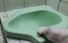 Cuma dengan 2 Bahan Dapur, Ini Trik Hilangkan Kerak WC Biar Kinclong dan Mengkilap