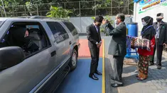 Kepala sekolah menyematkan medali kelulusan pada acara Wisuda Pelepasan Kelas XII di Madrasah Aliyah Annajah, Petukangan, Jakarta, Kamis (18/6/2020). Pandemi Covid-19, Madrasah Aliyah Annajah menerapkan Wisuda Drive Thru guna mencegah penyebaran virus Covid-19. (Liputan6.com/Fery Pradolo)