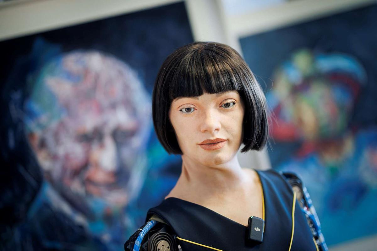 Sosok Robot AI Canggih Jago Melukis Jadi Sorotan di KTT Global AI For Good