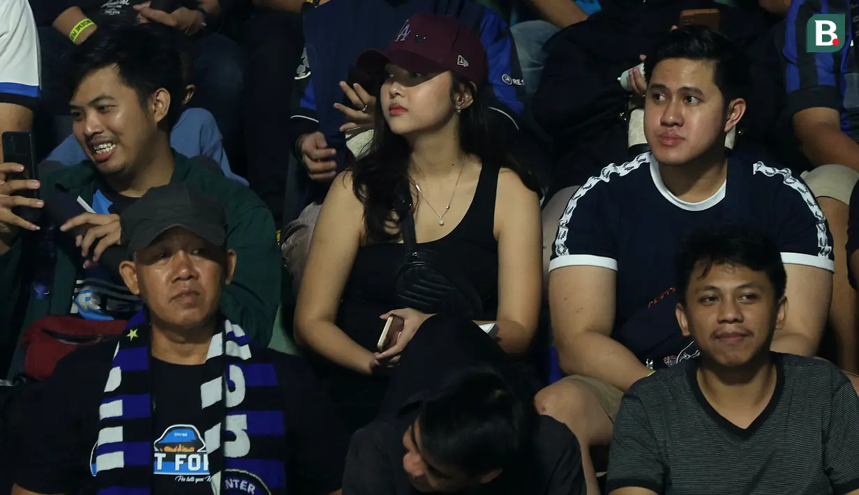 Suporter wanita menghadiri acara nonton bareng final Liga Champions 2022/2023 antara Manchester City melawan Inter Milan yang diadakan oleh Inter Club Indonesia dan Bola.com di Tenis Indoor Senayan, Jakarta (11/6/2023) dini hari WIB. (Bola.com/M Iqbal Ichsan)
