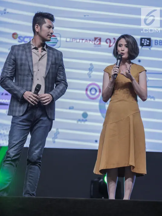 News anchor Indosiar, Zulfikar Naghi dan Pratiwi Kusumastuti membagikan pengalaman sebagai jurnalis saat gelaran Emtek Goes To Campus (EGTC) 2018 di Universitas Kristen Petra, Surabaya, Rabu (14/11). (Liputan6.com/Faizal Fanani)
