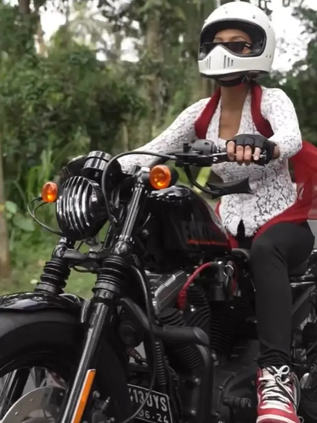 Gaya Kece Erika Carlina Naik Motor Pakai Kebaya, Tampil Eksotis dengan Pesona Kartini Masa Kini