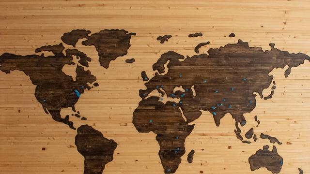 <span>Ilustrasi peta dunia atau globalisasi. Foto: Unsplash/  Brett Zeck</span>