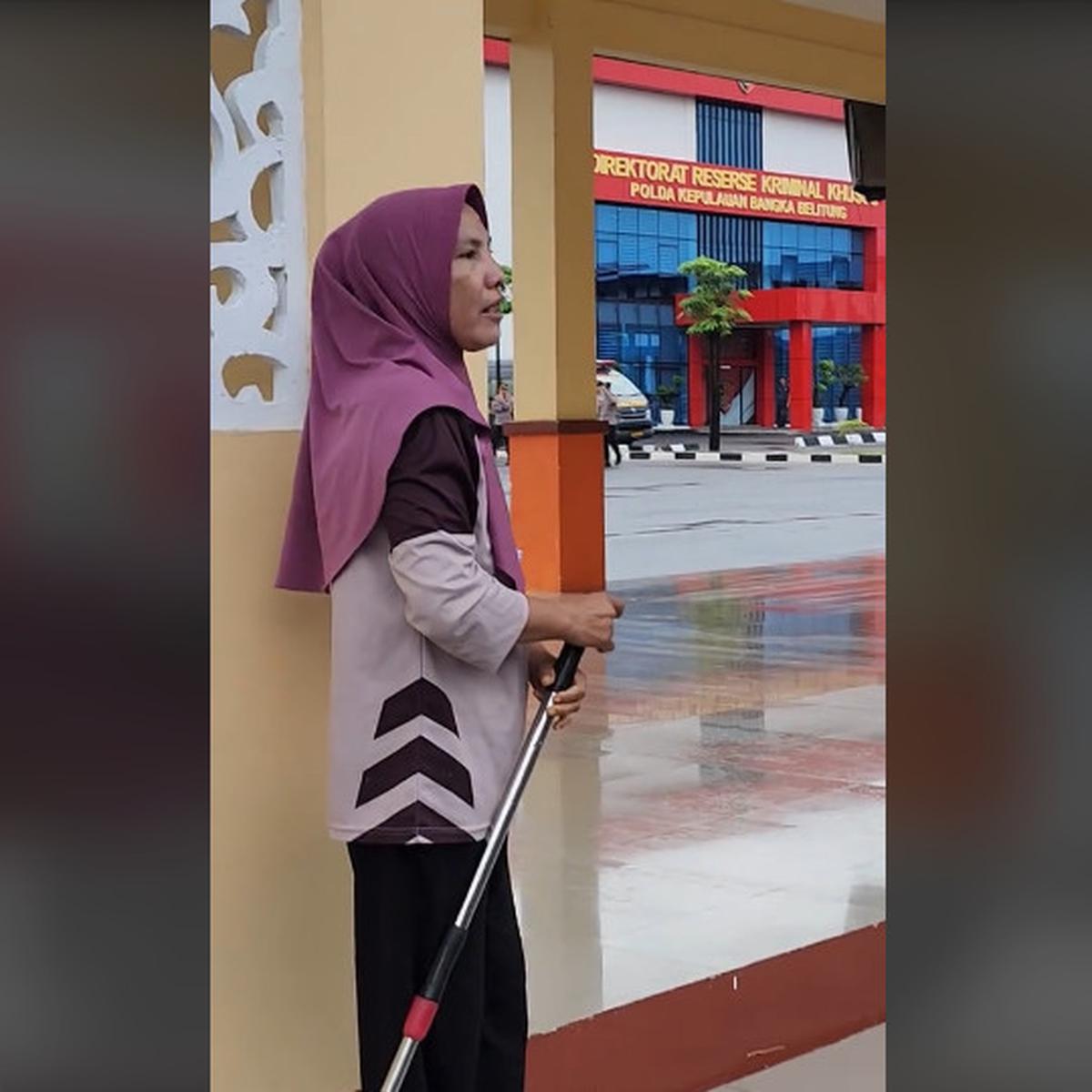 Sama-Sama Tugas di Polda, Ibu Petugas Kebersihan Anaknya Anggota Polisi Sampai Didatangi Jenderal Polri
