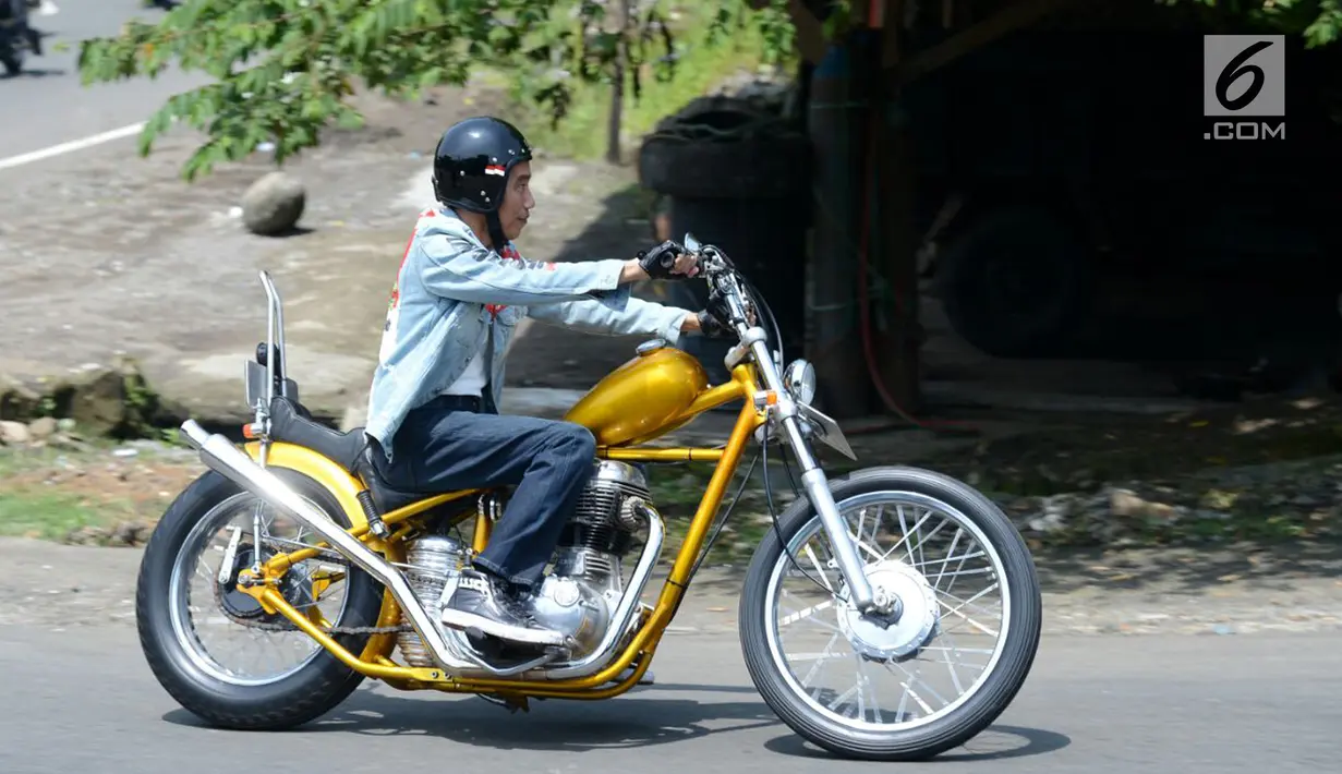 Presiden Jokowi saat mengendarai motor Chopper di Sukabumi, Jawa Barat, Minggu (8/4). Jokowi bahkan mempersiapkan kelengkapan motor maupun administrasi sebelum memulai blusukan dengan motor Choppernya. (Liputan6.com/Pool/Biro Pers Setpres)