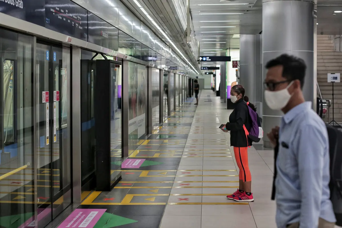 FOTO: Libur Lebaran di Tengah Pandemi, MRT Sepi Penumpang