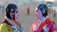 Rancangan "facekini" awalnya dipakai oleh para wanita setengah baya untuk melindungi diri dari sengatan sinar matahari di pantai. (Sumber Tencents via Shanghaiist.com)