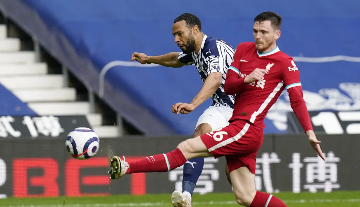 Bek Liverpool, Andrew Robertson mencoba memblokir tendangan gelandang West Bromwich Albion, Matt Phillips dalam laga lanjutan Liga Inggris di Stadion The Hawthorns, Minggu (16/5/2021). Alisson Becker menjadi pahlawan Liverpool saat mengalahkan West Bromwich Albion 2-1. (Tim Keeton/Pool via AP)