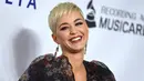 Penyanyi Katy Perry tersenyum saat berpose menghadiri pesta Gala Musicares Person of The Year 2019 di Los Angeles (8/2). Katy Perry tampil menawan mengenakan gaun hitam bermotif kembang dengan belahan hingga paha terbuka. (AP Photo/Jordan Strauss)