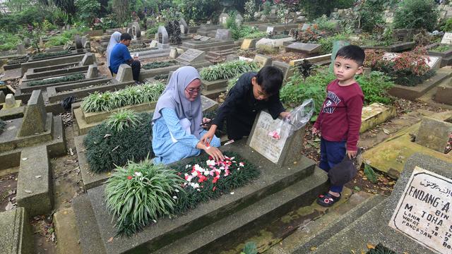 Jelang Ramadan, Peziarah Padati Sejumlah Tempat Pemakaman Umum