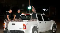 Petugas penjara yang disandera oleh narapidana berangkat dengan truk pick-up setelah dibebaskan dari penjara Machala, Ekuador [Ariel Suarez/AFP]