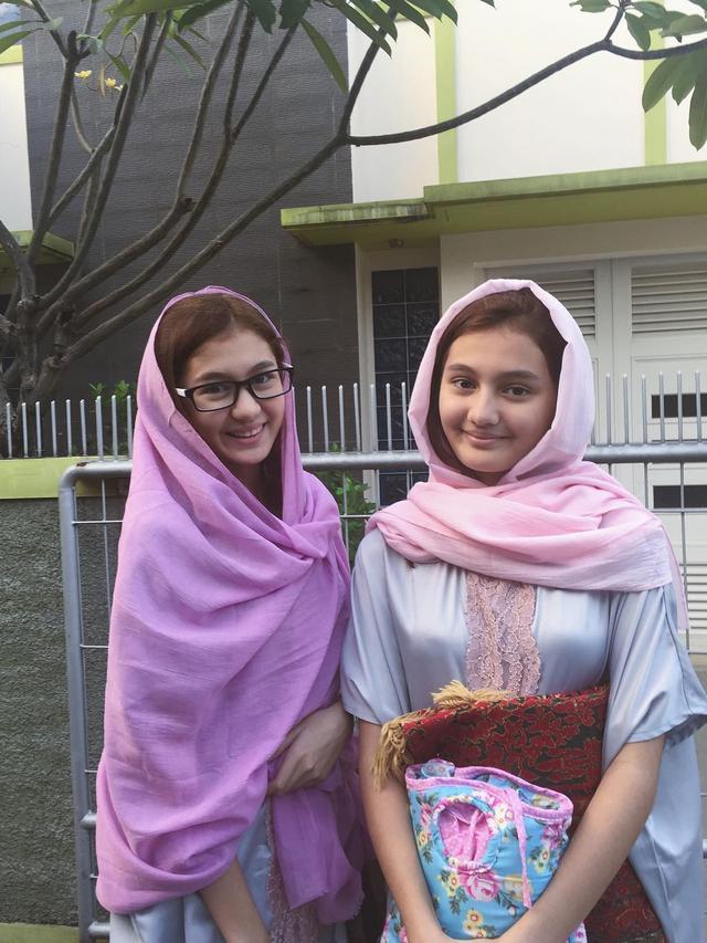 6 Potret Cantik Zoe Abbas Jackson dengan Sang Adik, Sister Goals Banget