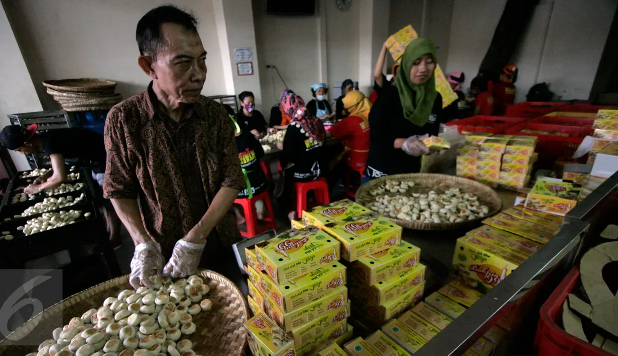 Pekerja saat menata bakpia di pusat oleh-oleh bakpia pathok,Yogyakarta,(10/7). Rasanya yang manis dengan berbagai varian rasa membuat makanan ini cocok menjadi buah tangan wisatawan. (Boy Harjanto)