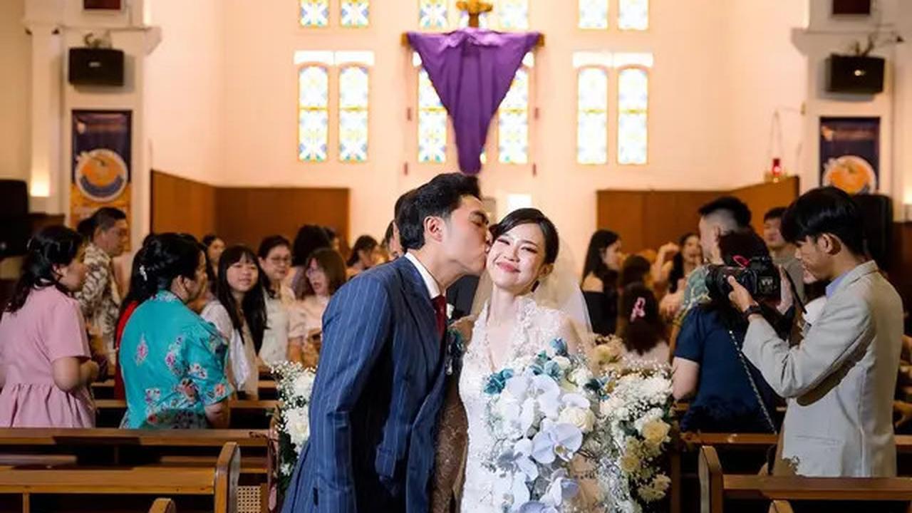Anggun dan Santun, Jessica Jane Tampil Menawan dalam Gaun Lace di Pemberkatan Pernikahannya