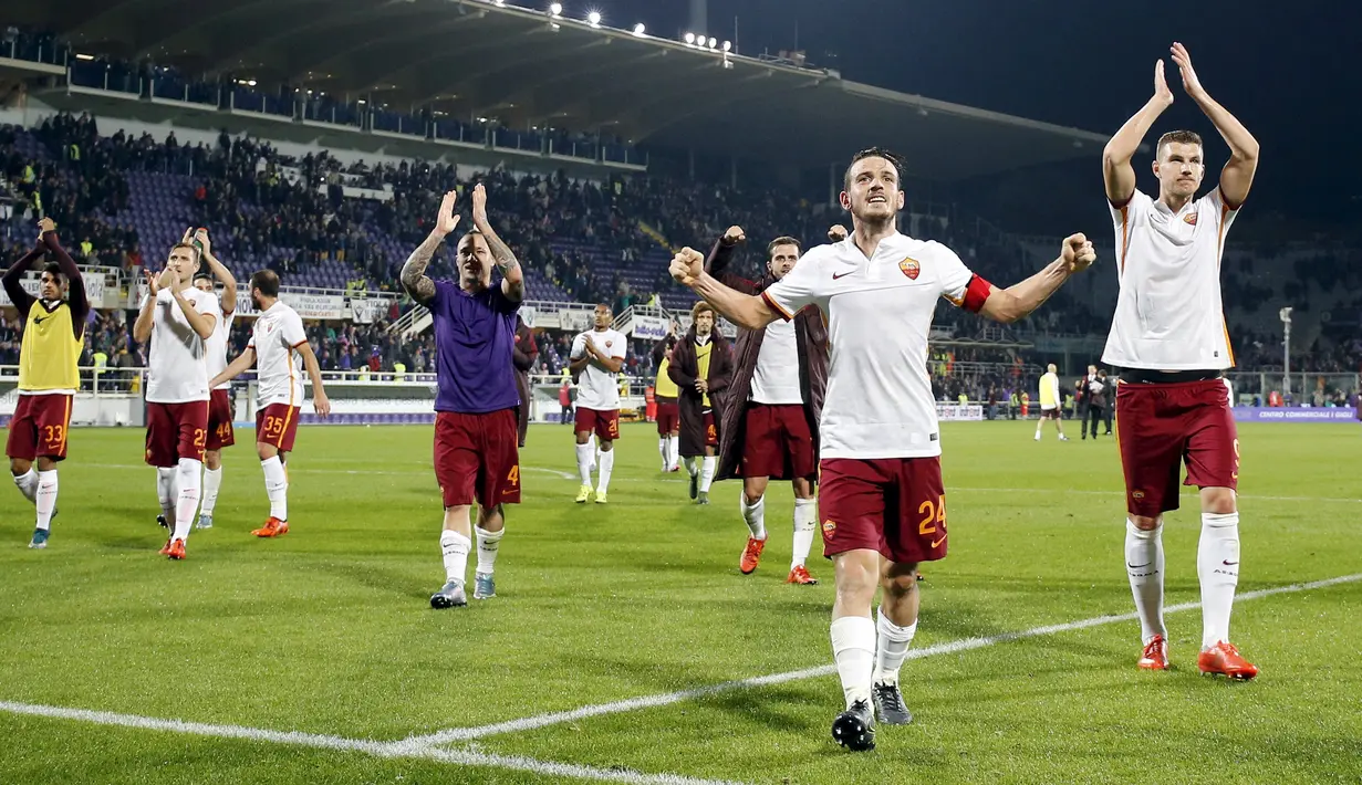 Pemain AS Roma merayakan kemenangan atas Fiorentina 2-1 dalam lanjutan Serie A Italia di Stadion Artemio Franchi, Florence, Senin (26/10/2015) dini hari WIB. (Reuters/Giampiero Sposito)