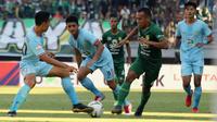 Pemain sayap Persebaya Surabaya, Irfan Jaya, berusaha melepaskan diri dari kepungan pemain Persela Lamongan saat kedua tim bertanding di laga pekan keenam Shopee Liga 1 2019 di Stadion Gelora Bung Tomo, Surabaya, Senin (1/7/2019). Persebaya menang 3-2 dalam laga ini. (Bola.com/Aditya Wany)