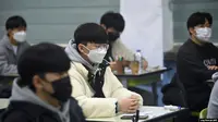 Para siswa Korea Selatan menunggu dimulainya Tes Masuk Perguruan Tinggi di ruang ujian di sebuah sekolah menengah di Seoul (foto: dok AP).