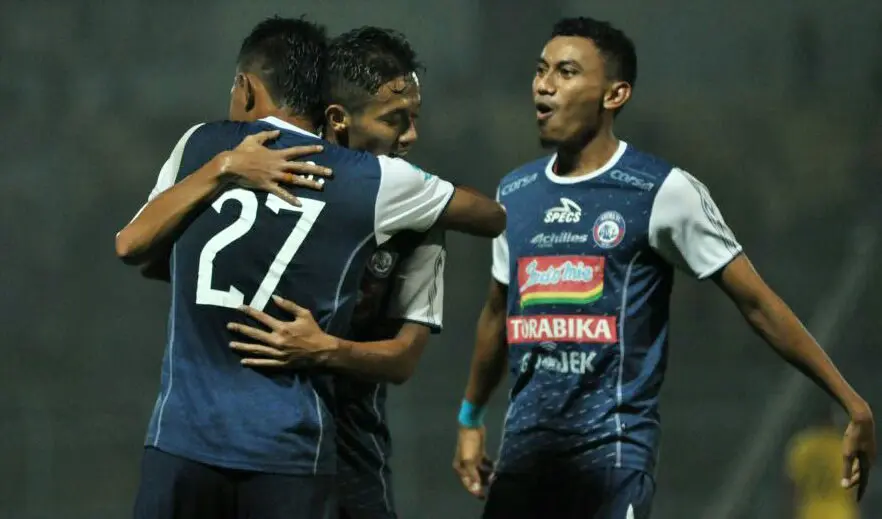 Selebrasi pemain Arema saat melawan Bhayangkara FC di Stadion Kanjuruhan, Malang, Selasa (22/5/2018). (Bola.com/Iwan Setiawan)