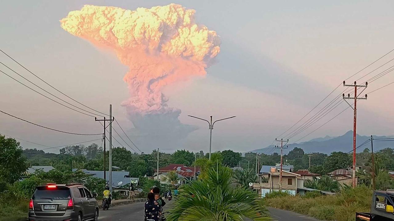 FOTO: Erupsi Dahsyat Gunung Gunung Lewotobi Laki-Laki, Status Menjadi Awas