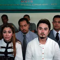 Dalam sidang cerai perdana Cinta Penelope dan Donny Hermawan, sang hakim memberikan penawaran untuk cabut gugatan. (Deki Prayoga/Bintang.com)