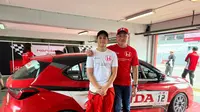 Pembalap Honda Racing Indonesia, Avila Bahar (kiri) dan sang ayah Alvin Bahar usai balapan di ISSOM seri 4. Avila belum berhasil podium di seri 4 yang berlangsung akhir pekan kemarin di sirkuit Sentul, Bogor (istimewa)