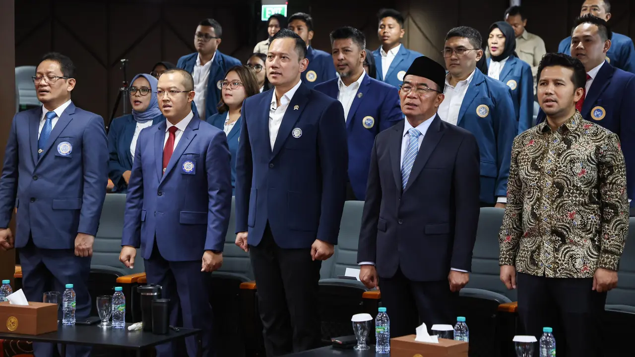 Ketua Umum Partai Demokrat, Agus Harimurti Yudhoyono, mendapatkan penghargaan sebagai lulusan terbaik Program Studi Doktor di Universitas Airlangga.