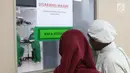 Orangtua pasien mengintip anaknya yang sedang operasi hernia di RS EMC, Bogor, Jawa Barat, Sabtu (21/4). Operasi hernia yang diberikan oleh RS EMC dikhususkan bagi warga kurang mampu. (Liputan6.com/Herman Zakharia)