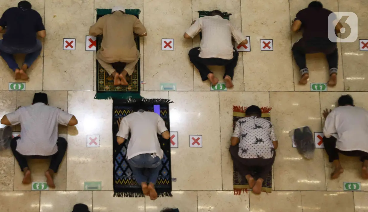 Jemaah melaksanakan ibadah salat Jumat di Masjid Istiqlal, Jakarta, Jumat (11/2/2022). Di tengah lonjakan kasus Covid-19 di DKI, Masjid Istiqlal melakukan pembatasan jumlah jemaah maksimal 50 persen serta jam operasional pengunjung untuk shalat. (Liputan6.com/Herman Zakharia)