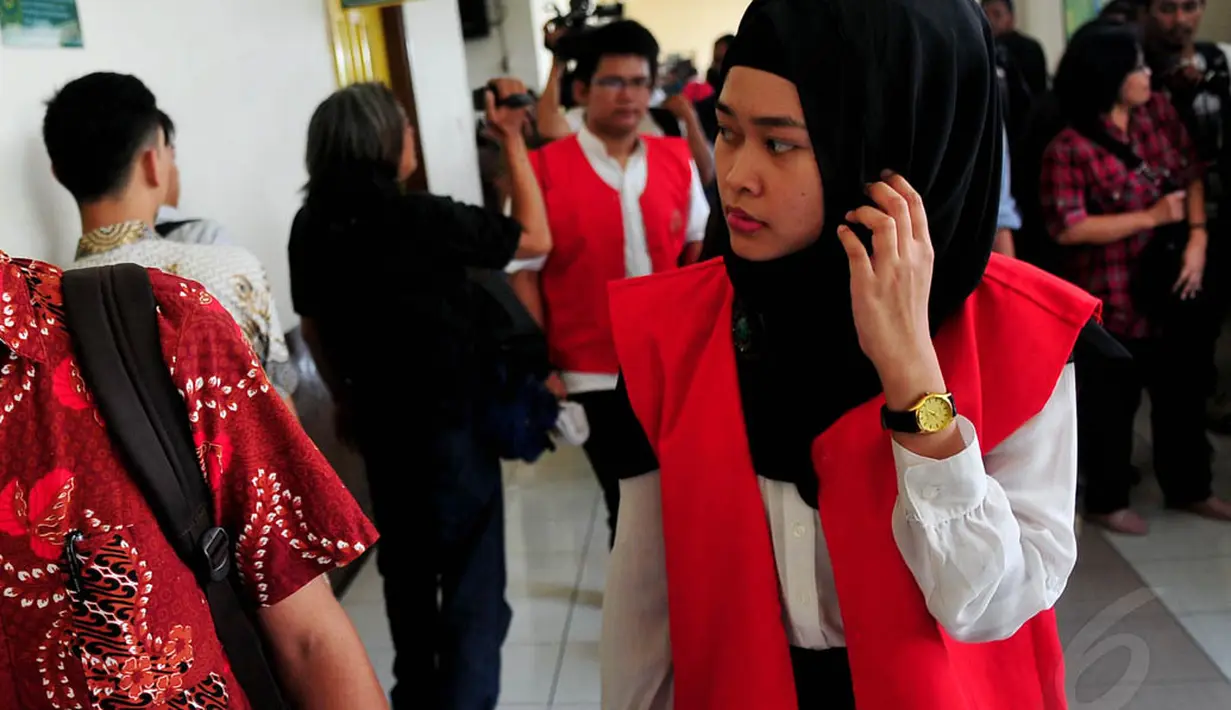 Ahmad Imam Al Hafitd dan Assyifa Ramadhani meninggalkan gedung Pengadilan Negeri Jakarta Pusat, Jakarta, Selasa (28/10/2014). (Liputan6.com/Johan Tallo)