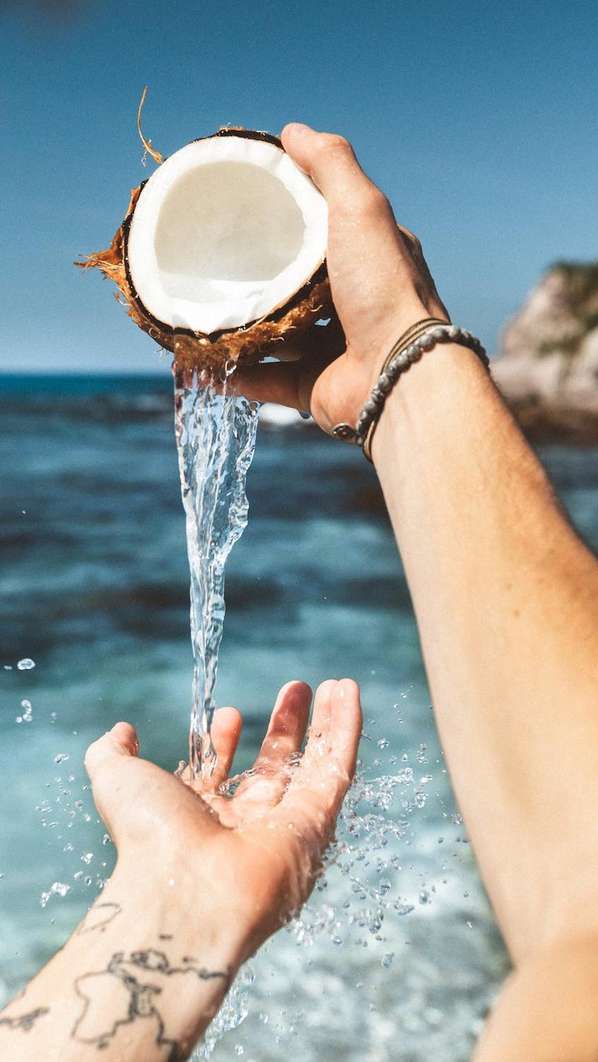 4.&nbsp;Air Kelapa: Keseimbangan pH yang Alami