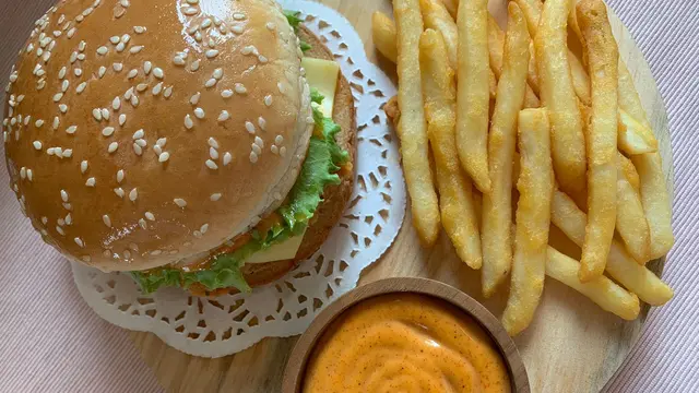Spicy Jumbo Chicken Sandwich, menggunakan daging ayam bagian paha yang juicy