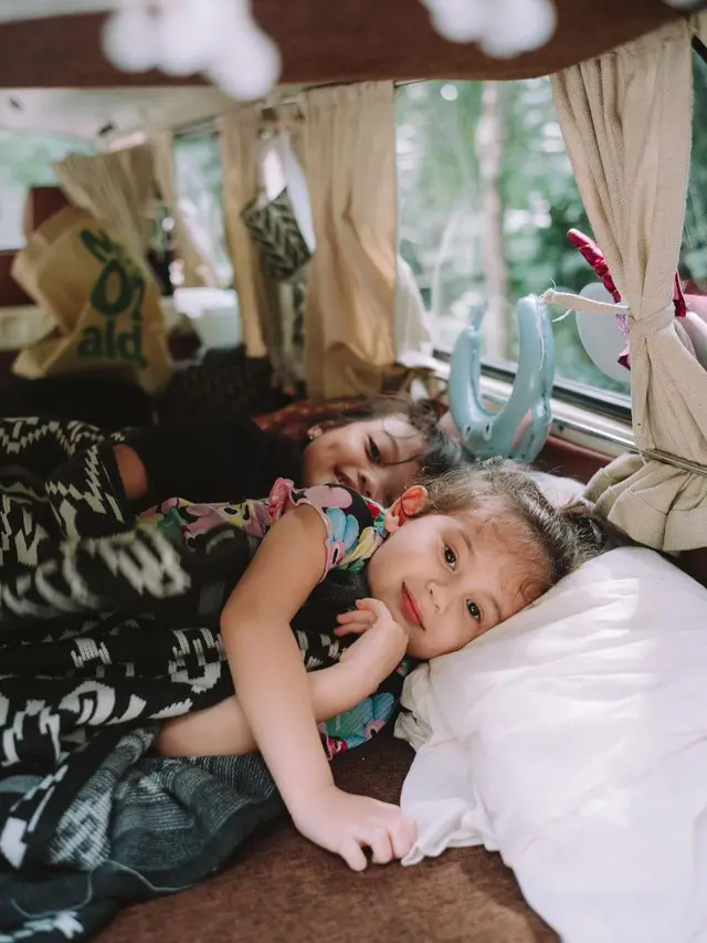 7 Potret Seru Aura Kasih Piknik Bareng Arabella ke Gunung Puntang