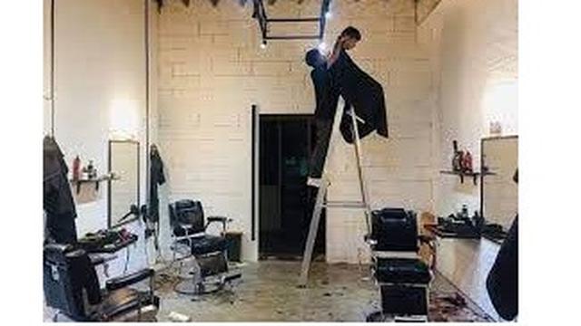 6 Aksi Tukang Potong Rambut Kebanyakan Tingkah Ini Bikin Pelanggan Tepuk Jidat