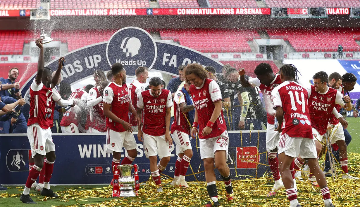 Ekspresi para pemain Arsenal ketika Piala FA terjatuh saat perayaan gelar juara di Stadion Wembley, London, Minggu (2/8/2020). Arsenal menjadi Juara Piala FA setelah menaklukkan Chelsea dengan skor 2-1. (Catherine Ivill/Pool via AP)