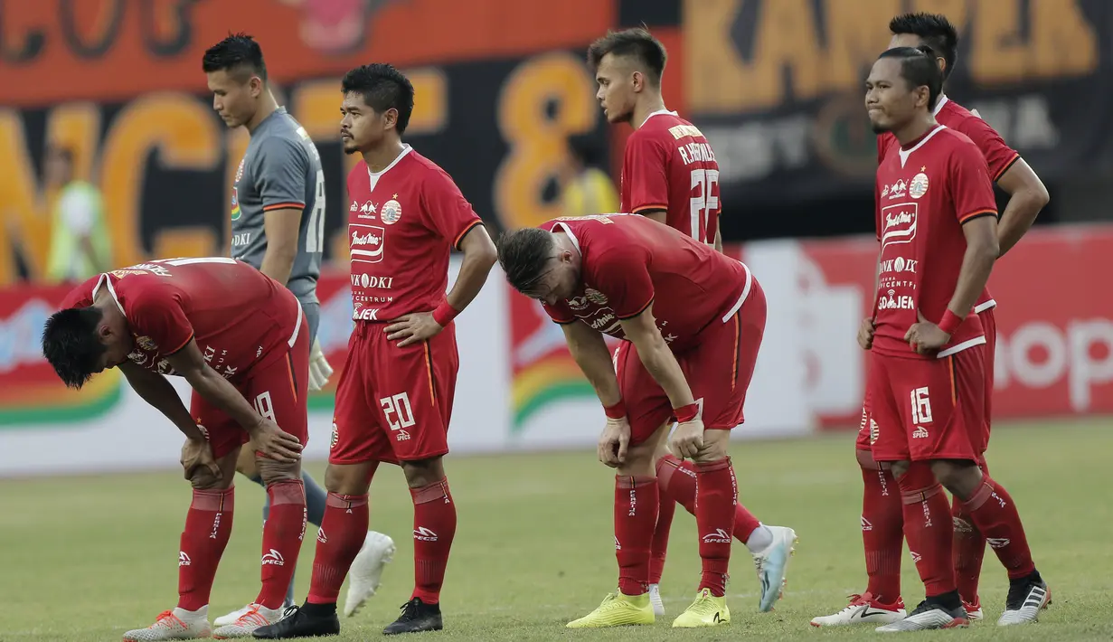 Pemain Persija Jakarta tampak lesu usai ditaklukkan Perseru Badak Lampung pada laga Liga 1 2019 di Stadion Patriot, Bekasi, Minggu (1/9). Persija takluk 0-1 dari Badak Lampung. (Bola.com/M Iqbal Ichsan)