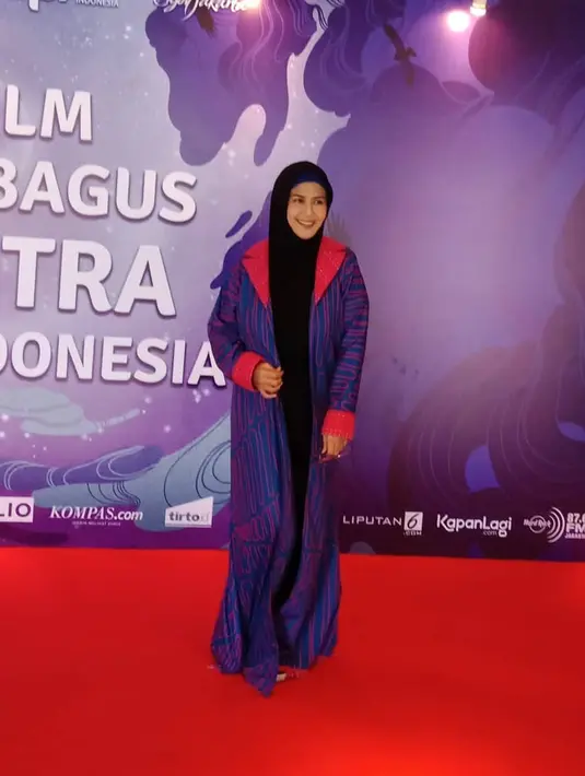 “Rencana disedot lagi, dari awal di IGD 885cc abis itu kedua kali 800cc, terus dokter bilang, 'hari Senin ini, mau kayak dimasukin alat kamera kecil buat nyari sumber kankernya itu dimasukin ke paru,' eh nggak lama meninggal, tadi subuh jam 04:00," pungkasnya. (Instagram/riairawan)