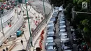 Kondisi arus lalu lintas di sebelah proyek pembangunan Underpass Mampang di Jakarta, Senin (12/3). Pembangunan Underpass Mampang ini telah mencapai 90 persen dan ditargetkan selesai pada April 2018. (Liputan6.com/Immanuel Antonius)