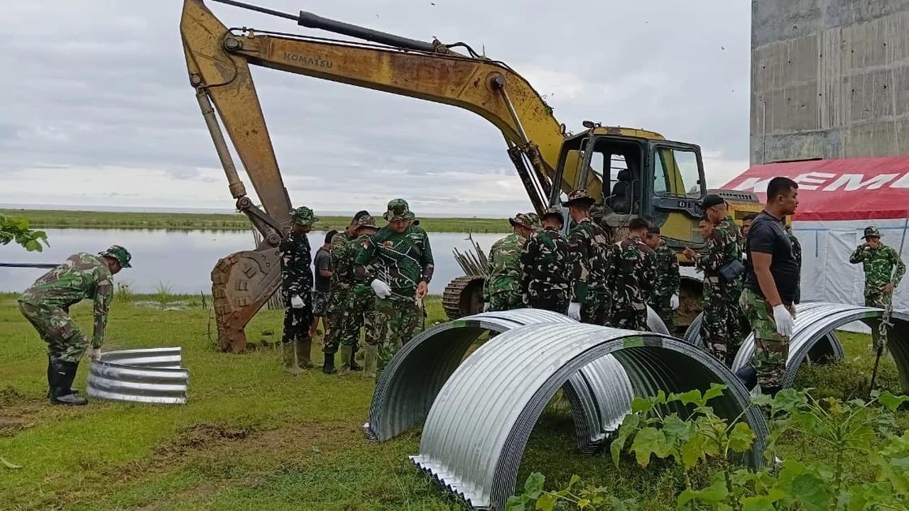 FOTO: TNI AD Lanjutkan Pembangunan Jembatan Darurat di Sumatera Barat