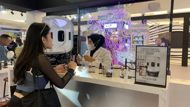 Ilustrasi seorang pengunjung sedang berkonsultadi di Kiehl’s Skin Pro