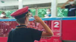 Seorang anak bekerja di sebuah kereta di Jalur Kereta Anak di Budapest, 26 Agustus 2020. Jalur kereta sempit yang melintasi hutan perbukitan di ibu kota Hungaria ini sebagian besar layanan komersial dan manajemen lalu lintasnya dilakukan  anak-anak usia 10-14 tahun (Xinhua/Attila Volgyi)