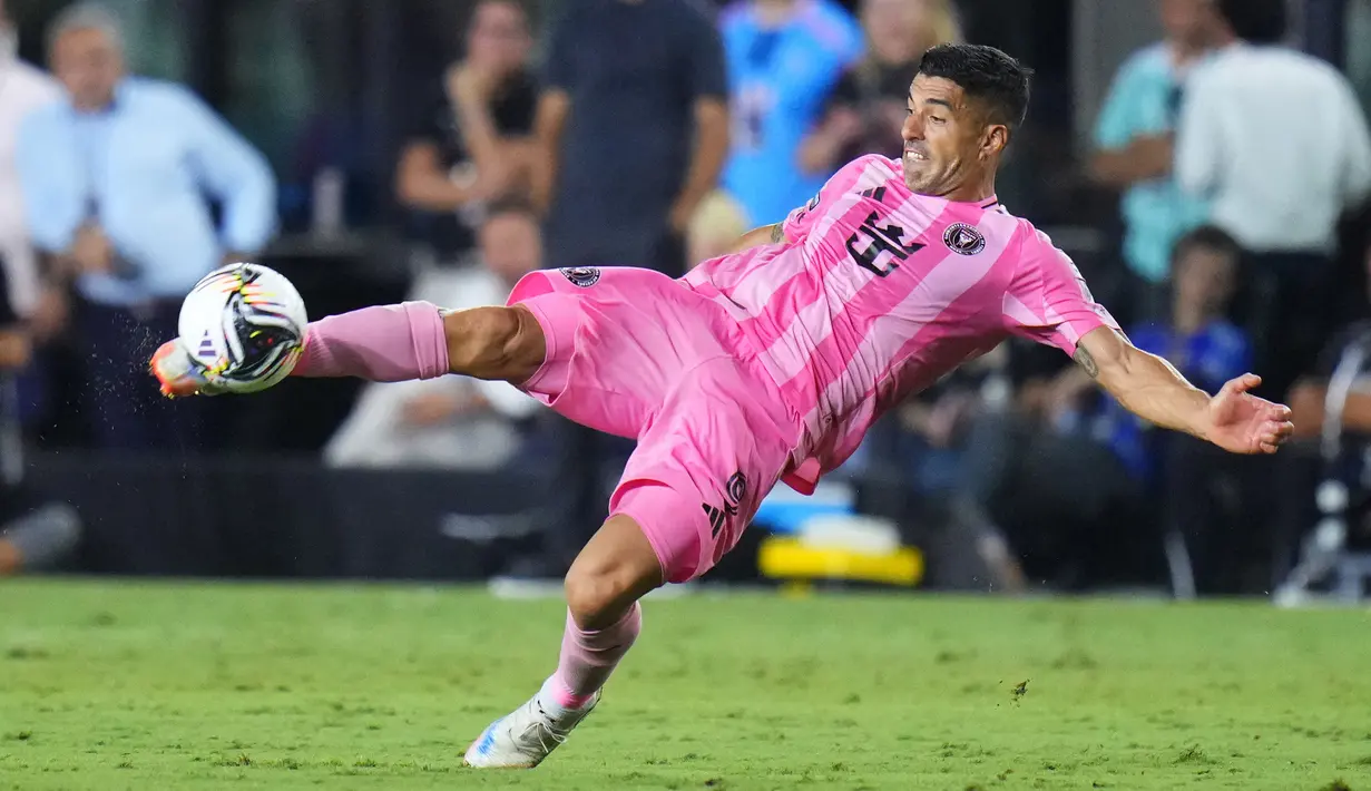 Gol pertama The Herons bersarang pada menit ke-23 setelah tangan pemain belakang Tigres UANL, Javier Aquino mengenai bola saat membayangi Jordi Alba. (AFP/Rich Storry)