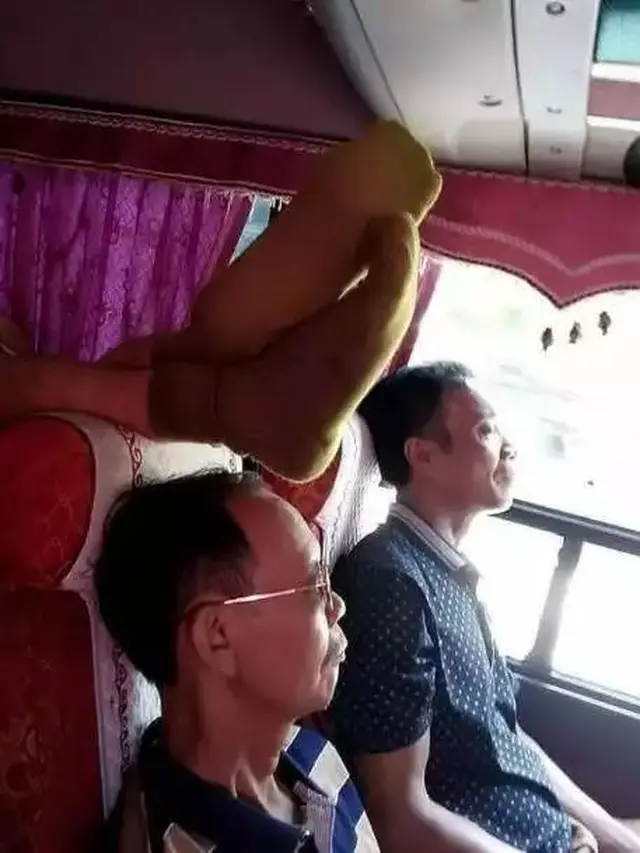 8 Potret Nyeleneh Orang Saat Naik Bus Ini Bikin Geleng Kepala