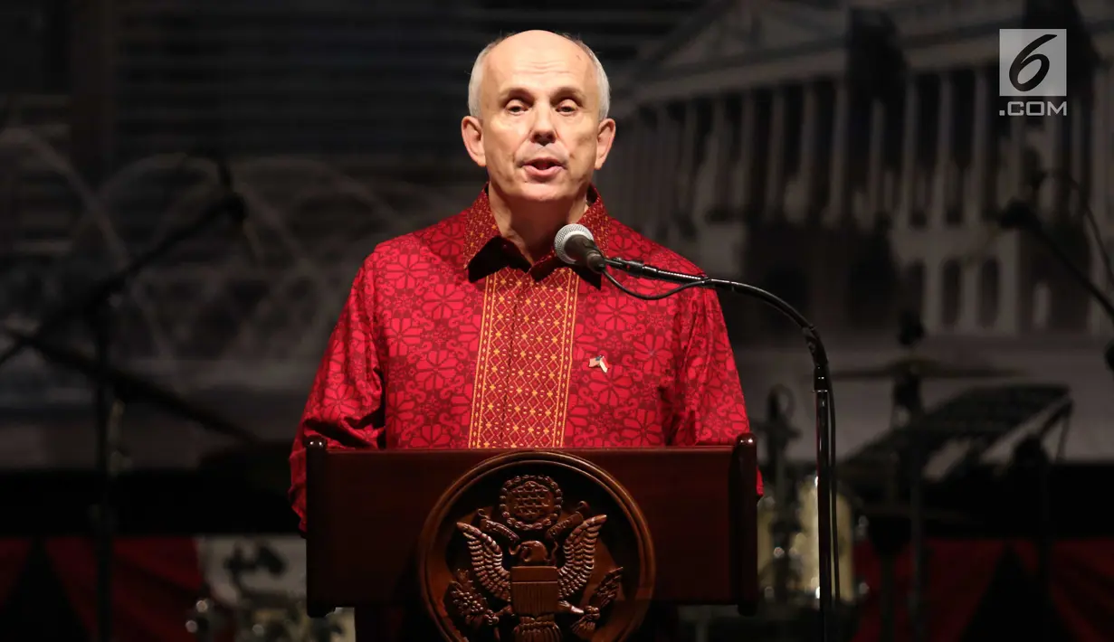 Dubes AS untuk Indonesia Joseph R. Donovan Jr, memberikan sambutan pada HUT ke-241 Amerika Serikat di Jakarta, Kamis (27/7). Perayaan mengangkat tema Strength in Diversity, Bhinneka Tunggal Ika and E Pluribus Unum. (Liputan6.com/Angga Yuniar)