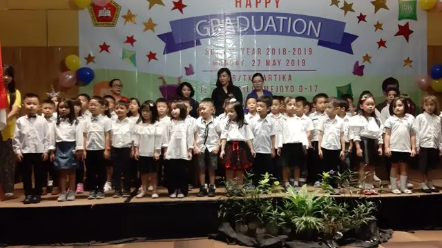Grace Lie dan Anak-Anak TK Kartika