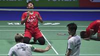 Pasangan ganda putra Indonesia, Fikri/Bagas berhasil melaju ke babak final All England 2022 usai mengalahkan senior sekaligus pasangan ganda putra nomor satu dunia, Marcus/Kevin. (AP/Rui Viera)