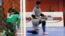 Ekspresi Kiper Timnas Futsal, Nazil usai gawangnya kebobolan lewat sepakan pemain Blacksteel Manokwari pada laga uji coba jelang AFF Championship 2017 Thailand di Tifosi Sport Center, Selasa (16/1/2016). Timnas menang 8-6. (Bola.com/Nicklas Hanoatubun)