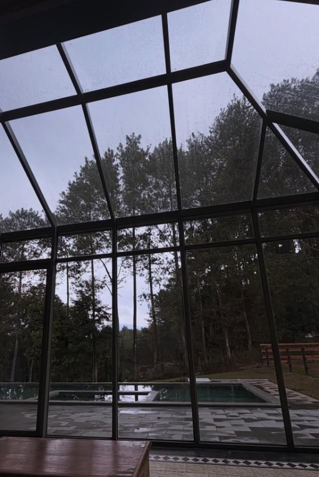 Dikelilingi Pepohonan dan Dilengkapi Private Pool