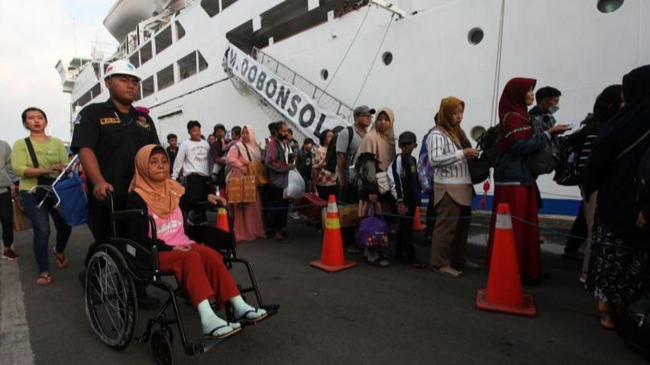 KM Dobonsolo Pacu Volume Penumpang Kapal Laut Januari 2025