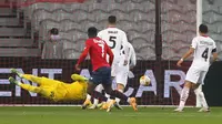 Jonathan Bamba dari Lille, mencetak gol ke gawang AC Milan pada pertandingan sepak bola Grup H Liga Europa di stadion Stade Pierre Mauroy di Villeneuve d'Ascq, Prancis utara, Kamis, 26 November 2020. (Foto AP / Michel Spingler)